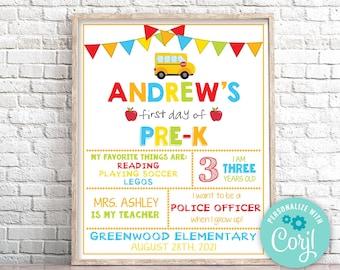 Könnte beinhalten: Ein buntes, druckbares Schild für den ersten Tag eines Kindes in der Vorschule. Das Schild zeigt einen gelben Schulbus, einen roten Apfel und den Text "ANDREW'S first day of PRE-K". Es enthält auch Informationen über das Alter des Kindes, seine Lieblingsdinge und seinen Lehrer. Das Schild ist personalisiert mit dem Text "PERSONALIZE WITH Coryl".