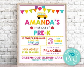 Könnte beinhalten: Ein farbenfrohes Schild für den ersten Schultag eines Kindes namens Amanda. Das Schild zeigt einen gelben Schulbus, einen roten Apfel und den Text "Amanda's first day of Pre-K". Es enthält auch Informationen über Amandas Lieblingsdinge, ihre Lehrerin und ihr Alter. Das Schild ist personalisiert mit dem Text "Personalize with Coryl".