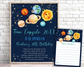 Może przedstawiać: Niebiesko-złoty znak kapsuły czasu z akwarelową ilustracją planet i gwiazd. Znak głosi "Time Capsule 20XX To Be Opened On Andrew's 18th Birthday". Jest też mniejsza karta z niebiesko-złotą ramką, na której napisano "Drogi Andrew." i są linie do napisania wiadomości.