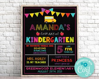 Könnte beinhalten: Ein schwarzes Schultafel-Schild mit bunten Verzierungen, das den ersten Kindergartentag eines Kindes ankündigt. Das Schild enthält den Namen des Kindes, Amanda, das Alter, die Lieblingsdinge und den Namen der Lehrerin. Das Schild enthält auch einen Schulbus, einen Apfel und eine Prinzessinnengrafik.