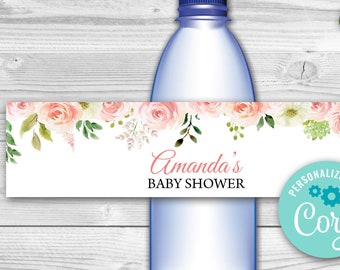 Könnte beinhalten: Wasserflaschenetikett mit rosafarbenem Blumendesign und dem Text "Amanda's Baby Shower". Das Etikett enthält auch einen kleinen Kreis mit dem Text "Personalisieren mit Corjl".