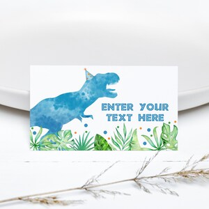 Cartão de tenda t-rex editável, etiqueta de comida de dinossauro azul, cartões de lugar de dinossauro, cartão de mesa t-rex, cartão de tenda de dinossauro, etiqueta de buffet t-rex 0236