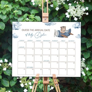 Op de afbeelding: Een printbaar babyshower-spel met een blauw en wit aquarelontwerp. Het spel is een kalender met de tekst "Raad de aankomstdatum van baby Dylan". Een cartoonbeer met een pilotenpet en een bril vliegt een blauw vliegtuig met bruine vleugels.