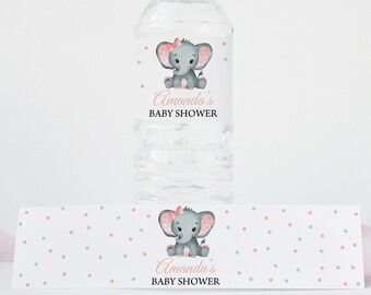 Può includere: Etichette per bottiglie d'acqua con un elefante grigio con un fiocco rosa e pois rosa e grigi. Il testo sull'etichetta recita "Baby Shower di Amanda".