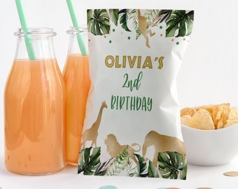 Könnte beinhalten: Ein weißer Chip-Beutel mit einem grünen und goldenen Dschungeltier-Motiv. Auf dem Beutel steht "Olivia's 2nd Birthday".