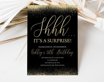 Könnte beinhalten: Schwarze und goldene Geburtstagseinladung mit dem Text "Shhh... Es ist eine Überraschung!" und "Ashley's 50th Birthday".