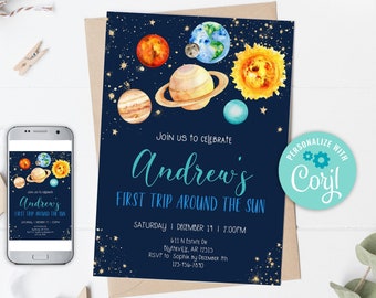 Könnte beinhalten: Eine blaue und goldene Einladung mit einer Aquarell-Illustration der Planeten unseres Sonnensystems. Der Text lautet "Feiern Sie mit uns Andrews erste Reise um die Sonne" mit Datum und Uhrzeit der Veranstaltung. Die Einladung ist mit dem Namen "Cory!" in einem blaugrünen Kreis personalisiert.