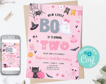 Op de afbeelding: Roze en grijze Halloween-thema verjaardagsuitnodiging met een spook, spin en vleermuizen. De uitnodiging zegt "Onze kleine BO wordt TWEE" en "Kom gezellig meevieren met Sophies 2e verjaardag".