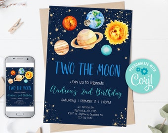 Könnte beinhalten: Eine blaue und goldene Einladung mit Weltraum-Thema. Die Einladung lautet "Two the Moon" und "Andrew's 2nd Birthday". Die Einladung zeigt eine Aquarell-Illustration von Planeten und Sternen.