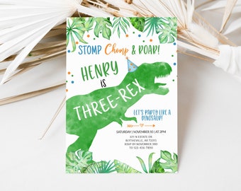 Könnte beinhalten: Eine grüne Dinosaurier-Silhouette mit einer Partymütze auf dem Kopf. Der Text "STOMP Chomp & ROAR! HENRY is THREE-REX" ist in Blau und Grün geschrieben. Der Text "LET'S PARTY LIKE A DINOSAUR!" ist in Orange geschrieben. Der Text "SATURDAY NOVEMBER 10 | AT 2PM 611 N ESTATE OR BLYTHEVILLE, AR 72315 RSVP BY NOVEMBER 3RD TO 123-456-7890" ist in Schwarz geschrieben.