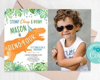 Puede incluir: Una invitación de cumpleaños de dinosaurio imprimible con una ilustración de dinosaurio de acuarela, hojas verdes y confeti de colores. El texto dice "STOMP Chomp & ROAR! MASON is DINO-FOUR. Let's party like a dinosaur!" con los detalles de la fiesta a continuación.