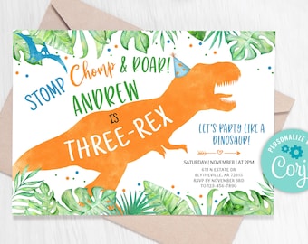 Könnte beinhalten: Eine Geburtstagseinladung mit einem orangefarbenen Comic-Dinosaurier, der einen Partyhut trägt. Der Text lautet "STOMP Chomp & ROAR! ANDREW IS THREE-REX LET'S PARTY LIKE A DINOSAUR!" mit Details zur Party unten.