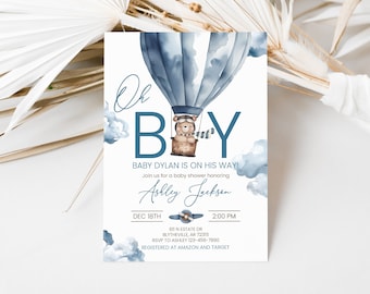 Könnte beinhalten: Eine blaue und weiße Babyparty-Einladung mit einem Comic-Bären in einem Heißluftballon. Die Einladung lautet "Oh Boy! Baby Dylan is on his way!" und enthält Datum, Uhrzeit und Ort der Party. RSVP-Informationen und Registrierungsdetails sind ebenfalls enthalten.