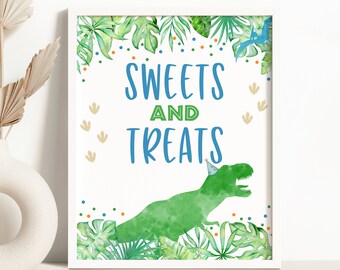Peut inclure: Une affiche imprimable avec un dinosaure vert portant un chapeau de fête bleu. L'affiche indique "SWEETS AND TREATS" en texte bleu et vert. L'arrière-plan est blanc avec des feuilles vertes, des confettis orange et bleus et des empreintes de pas de dinosaure brunes.