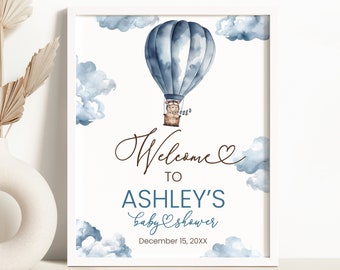 Könnte beinhalten: Eine blaue und weiße Aquarell-Babyparty-Einladung mit einem Heißluftballon und Wolken. Der Text lautet "Willkommen zur Babyparty von Ashley am 15. Dezember 20XX".