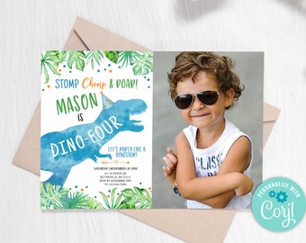 Puede incluir: Una silueta de dinosaurio azul con el texto "STOMP Chomp & ROAR! MASON is DINO-FOUR" y un gorro de fiesta en la cabeza del dinosaurio. La invitación incluye una foto de un niño pequeño con gafas de sol y una camisa blanca. El texto "LET'S PARTY LIKE A DINOSAUR!" está debajo del dinosaurio. La invitación incluye la fecha, la hora, la dirección, la información de RSVP y el texto "PERSONALIZE WITH Coryl".