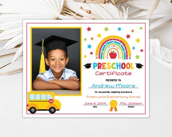 Peut inclure: Un certificat de fin d'études préscolaires coloré avec un arc-en-ciel, des crayons et une pomme. Le certificat est remis à Andrew Moore pour avoir terminé avec succès sa scolarité préscolaire à l'école élémentaire Greenwood. La date est le 8 juin 20XX et l'enseignante est Mme Jackson.