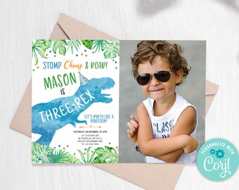 Puede incluir: Una invitación de cumpleaños de dinosaurio azul y verde con un diseño de acuarela. La invitación dice "Stomp Chomp & Roar! Mason is Three-Rex". También incluye una foto de un niño pequeño con gafas de sol y una camisa blanca.