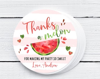 Peut inclure: Autocollant rond rayé rose et blanc avec une illustration de pastèque et le texte "Thanks a melon" et "For making my party so sweet Love, Andrew".