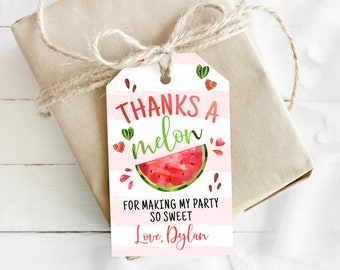 Puede incluir: Etiqueta de agradecimiento con temática de sandía con rayas rosas y blancas. La etiqueta dice "Gracias por un melón" con una ilustración de sandía y el texto "Por hacer que mi fiesta sea tan dulce. Con cariño, Dylan."