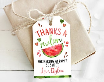 Puede incluir: Una etiqueta de regalo con temática de sandía. La etiqueta dice "Thanks a melon for making my party so sweet" en letras rojas y verdes. Se presenta una rodaja de sandía en acuarela. El regalo está envuelto en papel marrón y atado con hilo.