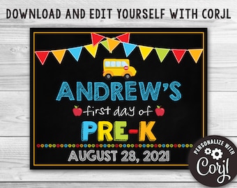 Könnte beinhalten: Ein schwarzes Schild aus Schiefer mit bunten Wimpelflaggen und einer gelben Schulbusgrafik. Der Text lautet "ANDREW'S first day of PRE-K AUGUST 28, 2021".