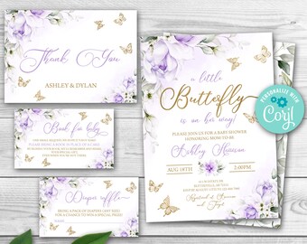 Może przedstawiać: Fioletowe i złote zaproszenie na baby shower z motywem motyla. Zaproszenie zawiera akwarelowy wzór kwiatowy z motylami i tekstem "Mały motyl jest w drodze!" Zaproszenie zawiera również tekst "Ashley Harrison" oraz datę i godzinę przyjęcia.