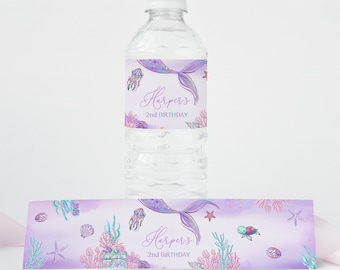 Op de afbeelding: Paarse en turquoise waterfleslabels met een zeemeerminstaart en de tekst "Harper's 2nd Birthday" en een zeepaardje, een ster en schelpen.