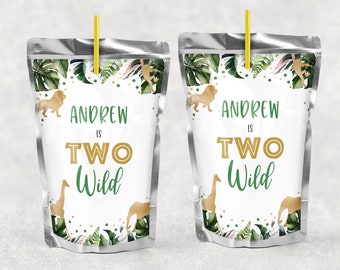 Könnte beinhalten: Zwei Saftboxen mit silberner Folienverpackung und grünen und goldenen Dschungeltiermotiven. Der Text auf den Boxen lautet "Andrew is Two Wild".