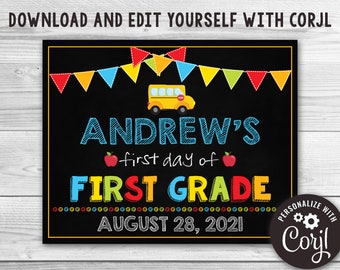 Może przedstawiać: Czarna tablica z napisem "ANDREW'S first day of FIRST GRADE AUGUST 28, 2021", żółtym autobusem szkolnym i kolorowymi flagami.