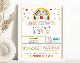 Könnte beinhalten: Ein buntes, druckbares Schild für den ersten Schultag eines Kindes. Das Schild zeigt einen Regenbogen, Sterne und den Text "ANDREW'S first day of PRE-K". Es enthält auch Informationen über das Alter des Kindes, seine Lieblingsdinge, seinen Lehrer und seine zukünftigen Berufswünsche. Das Schild ist auf den 25. September 2022 datiert.