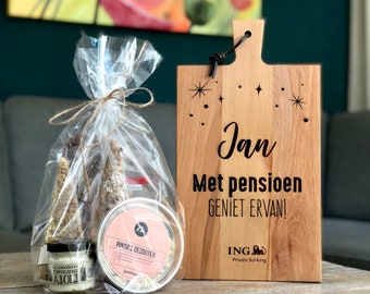 Cadeau voor iemand die met pensioen gaat! Borrelpakket incl. gepersonaliseerde borrelplank 20 x 37 cm (incl. handvat). Kerstpakket