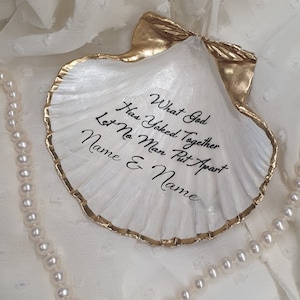 Matrimonio Scallop Shell Scrittura Personalizza Personalizza i nomi Dono JW ciò che Dio ha aggiogato insieme Lascia che nessun uomo metta da parte la coppia dell'anniversario