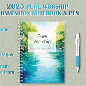 Può includere: Un quaderno a spirale blu con un'immagine ad acquerello di un fiume e alberi. La copertina del quaderno dice "Pure Worship 2025 Convention of Jehovah's Witnesses". Il quaderno viene fornito con una penna blu che dice "Pure Worship" su di essa.