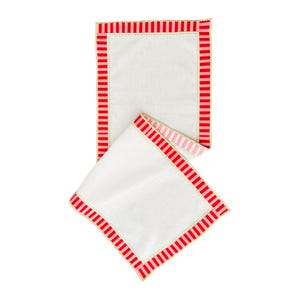 Può includere: Tovaglia da tavolo bianca con un bordo a righe rosse e rosa. Il bordo è cucito con filo dorato.