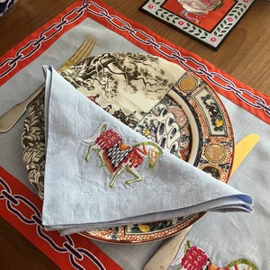 Ljusblått bordsunderlägg i linne – broderad häst, kedjekant bild 3