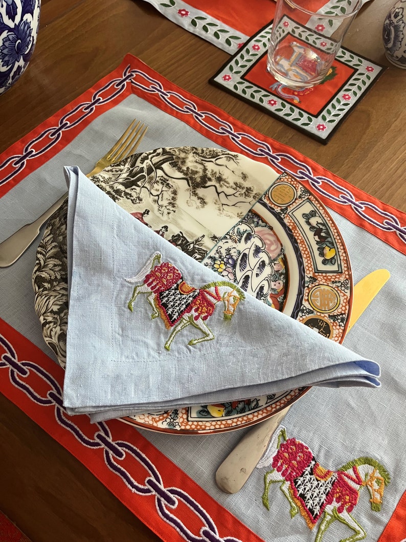 Ljusblått bordsunderlägg i linne – broderad häst, kedjekant bild 3