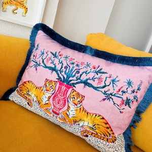 Federa per cuscino con motivo tigre Federa in velluto rosa Cuscino con nappe blu petrolio Cuscino decorativo per la casa Cuscino con stampa animalier immagine 7