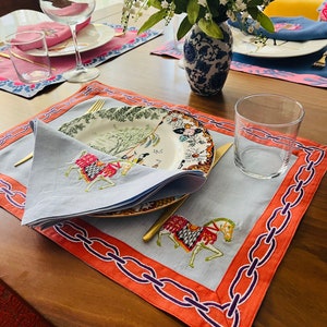 Ljusblått bordsunderlägg i linne – broderad häst, kedjekant bild 5