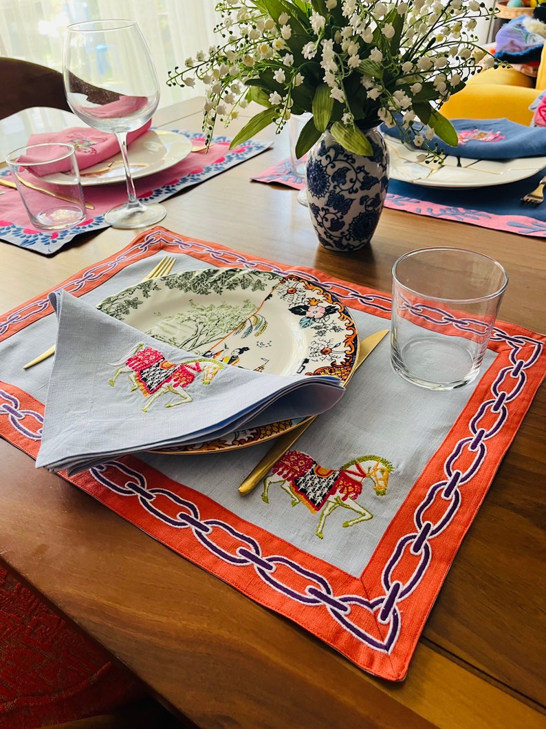 Ljusblått bordsunderlägg i linne – broderad häst, kedjekant bild 5