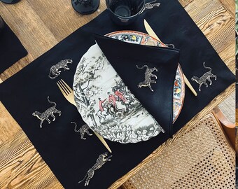 Leopardmönstrat linneunderlägg – Svart broderat bordslinne