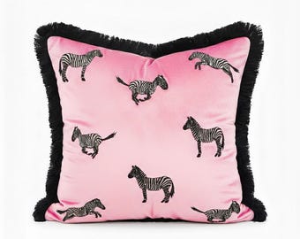 Cojín de terciopelo rosa con estampado de cebra – Cojín bohemio con estampado animal y borlas negras