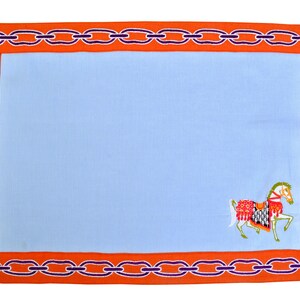 Ljusblått bordsunderlägg i linne – broderad häst, kedjekant bild 2
