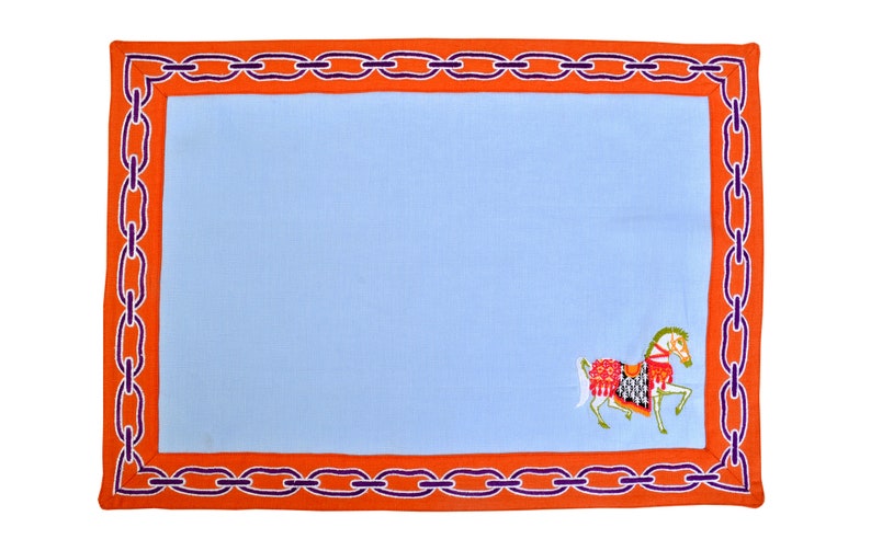 Ljusblått bordsunderlägg i linne – broderad häst, kedjekant bild 2