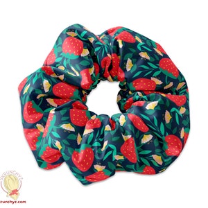 Gumka do włosów Scrunchie Truskawki i winorośl na granatowym, słodkie gumki do włosów z owocami, słodkie gumki do włosów, świetne upominki na przyjęcie urodzinowe