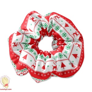 Könnte beinhalten: Ein roter und grüner Weihnachts-Scrunchie mit weißem Hintergrund und einem sich wiederholenden Muster aus Schneeflocken, Rentieren und Weihnachtsbäumen.