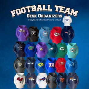 Puede incluir: Una colección de mini organizadores de escritorio con forma de sudadera con capucha, en varios colores y logotipos de equipos de fútbol americano. La imagen incluye el texto "FOOTBALL TEAM DESK ORGANIZERS" y "Jersey Name & Number Optional on back".