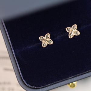 18k Solid Gold Flower Stud Earrings: Diamond Cut Sparkle