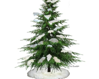 Könnte beinhalten: Ein schneebedeckter grüner Weihnachtsbaum mit weißem Schnee auf den Zweigen und einem weißen Sockel. Der Baum ist vor weißem Hintergrund isoliert. Der Text "Fun Accents®" befindet sich am unteren Rand des Bildes.