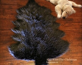 Könnte beinhalten: Ein schwarzer Kunstfell-Teppich in Form eines Weihnachtsbaums auf einem Holzboden. Der Teppich ist wie ein Weihnachtsbaum geformt. Der Text "All I Want Fur Christmas" und "Fur Accents ©" ist in der unteren rechten Ecke des Bildes sichtbar.